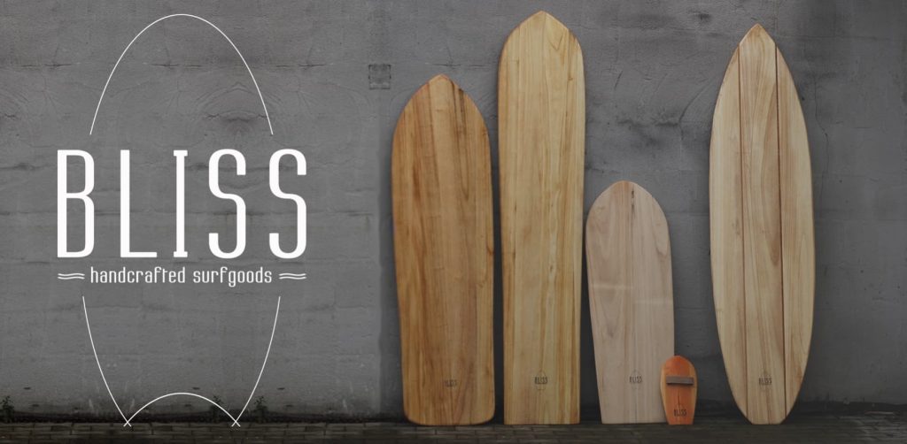Foto: Auswahl an verschiedenen Alais, Bodyboards und Handplanes aus Holz