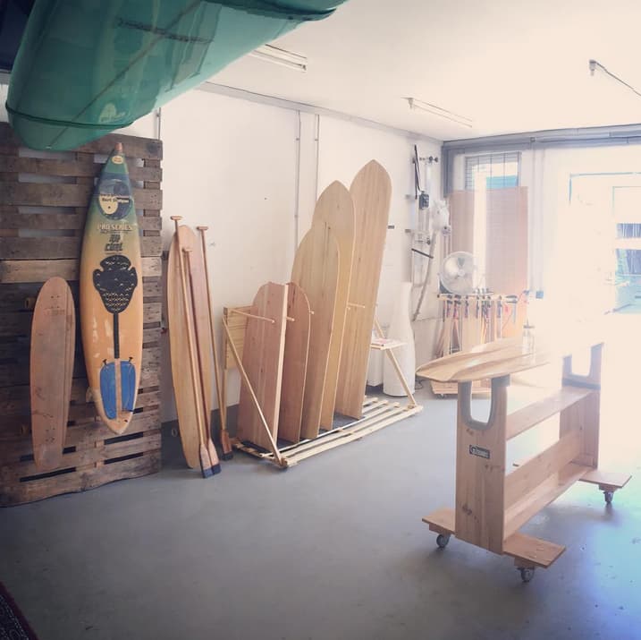 Foto: Werkstatt mit Surfboards und Alaias in Koblenz