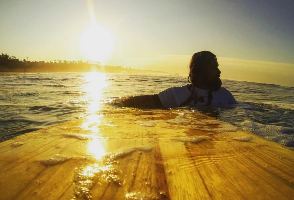 Bild: Malte Schreer mit Bliss Surfboard in Malibu, Kalifornien